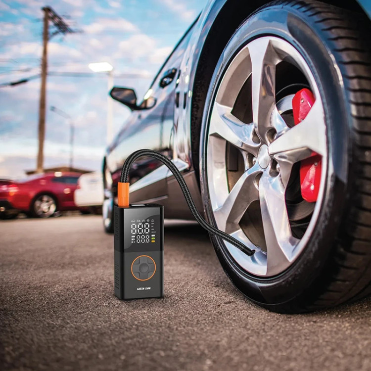 کمپرسور هوا گرین لاین مدل GTI-01 با توان 50 وات، باتری 1800 میلیآمپر ساعت، تنظیم فشار تا 150 PSI، نمایشگر LED، شلنگ انعطافپذیر، شارژ از طریق پورت Type-C و 4 نازل مختلف همراه