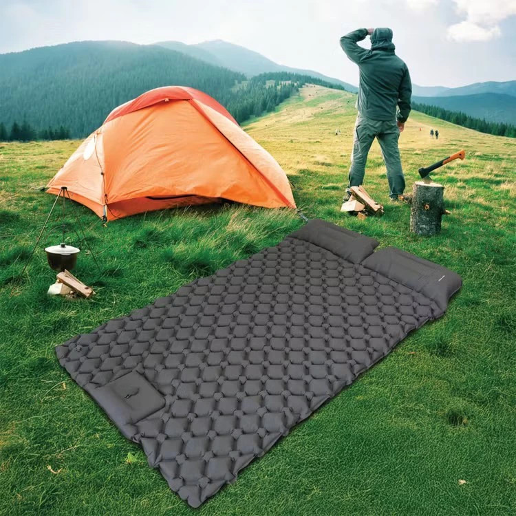 تشک بادی دو نفره گرین لاین مدل Inflatable Air Mattress با جنس نایلون 40D و روکش TPU، دارای پمپ پایی داخلی، سطح ضدآب و ضدلغزش با بافت الماسی، ظرفیت تحمل وزن 300 کیلوگرم و ابعاد 195x120x5 سانتیمتر مناسب کمپینگ و سفر